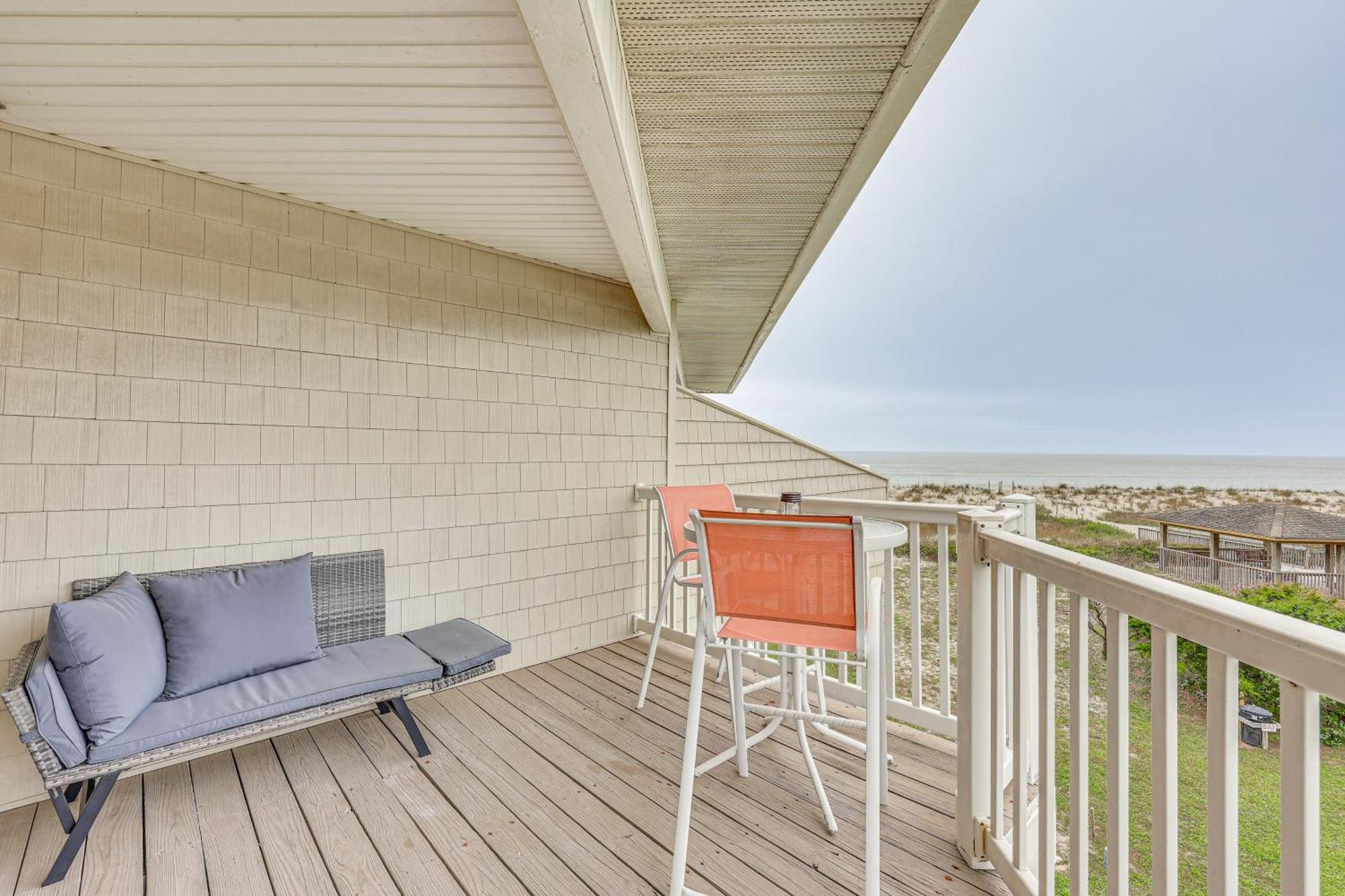 Oak Island Beachfront Condo With Community Pool エクステリア 写真